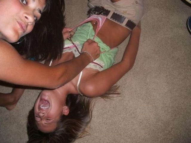 Fun with thongs (28 pics)