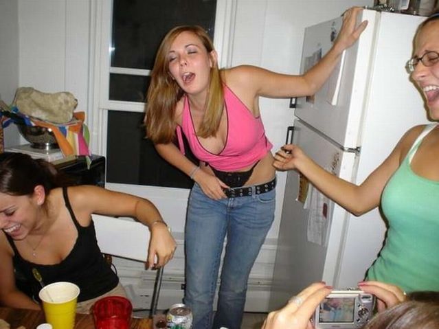 Fun with thongs (28 pics)