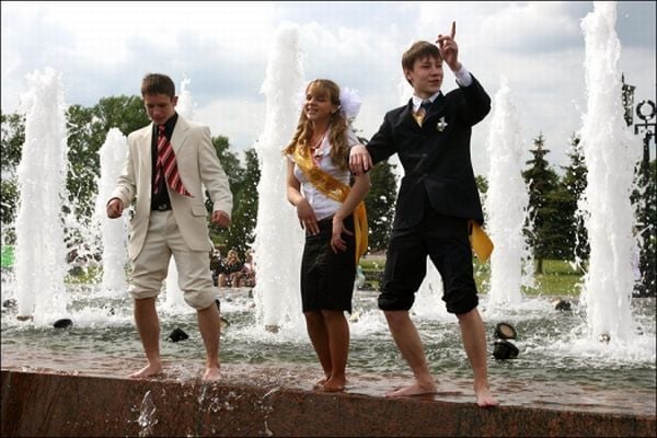 How Russian youth celebrates their graduation day (60 pics)