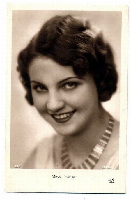 Former beauty contest participant (13 pics)