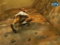 Hidden camera – girl is rock climbing in skirt (3.5 Mb)