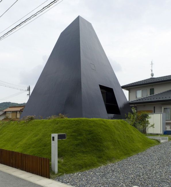Jet black pyramid as home in Saijo, Hiroshima (18 pics)