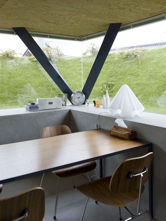 Jet black pyramid as home in Saijo, Hiroshima (18 pics)