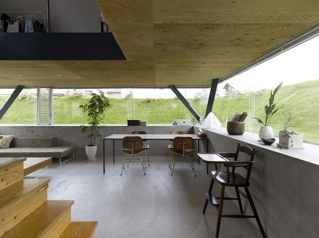 Jet black pyramid as home in Saijo, Hiroshima (18 pics)