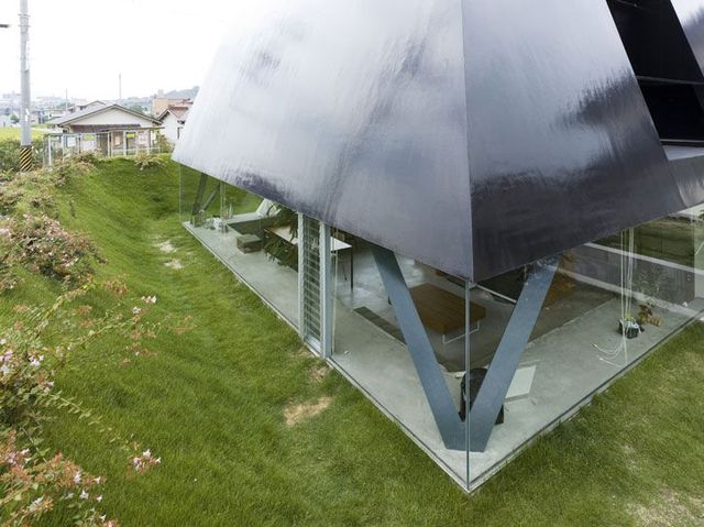 Jet black pyramid as home in Saijo, Hiroshima (18 pics)
