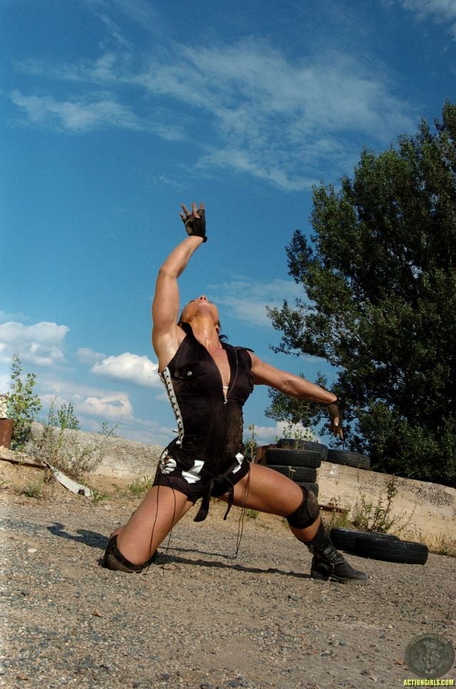 Action girl (30 pics)