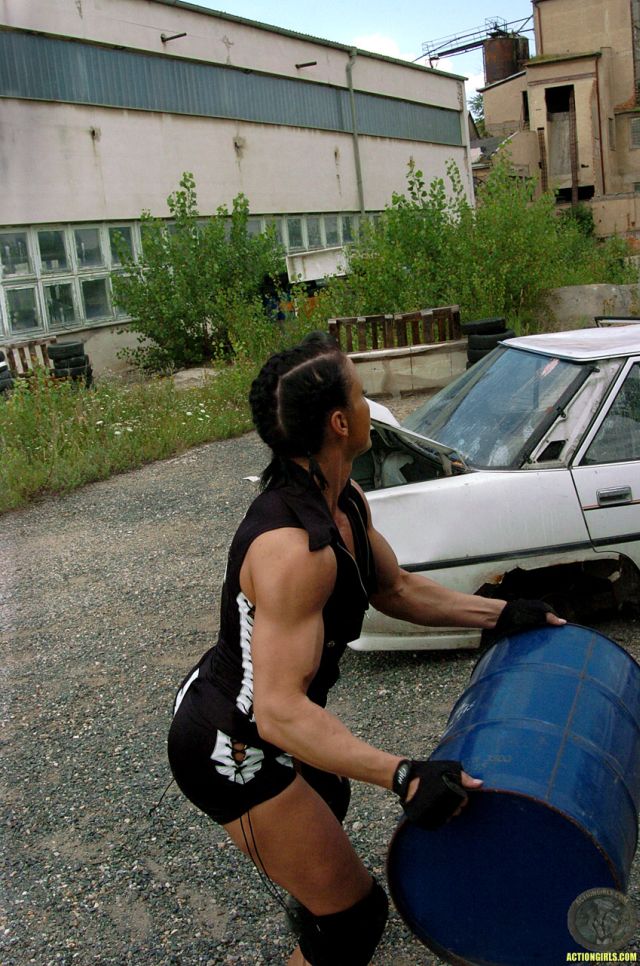 Action girl (30 pics)