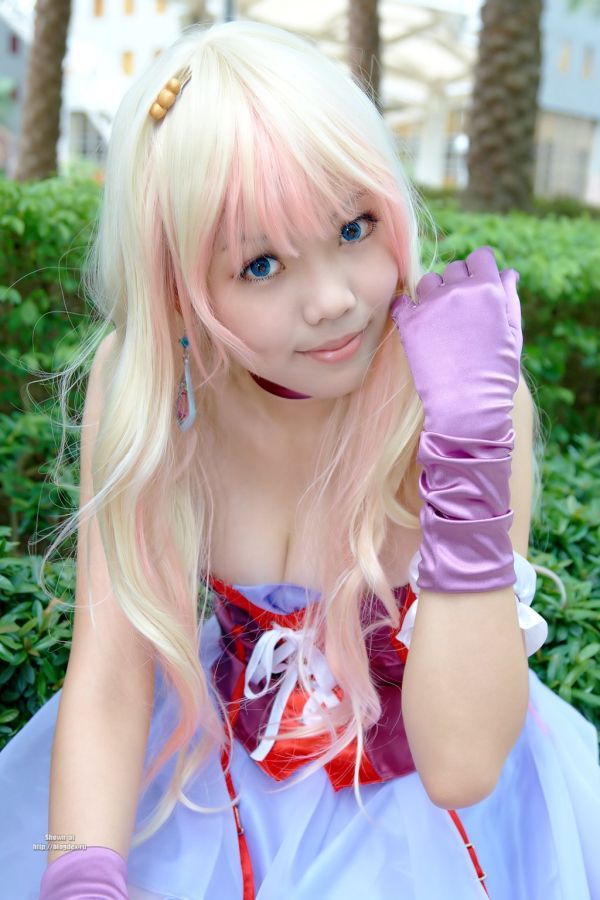 Pretty Asian girl shows us how to cosplay! (32 pics)