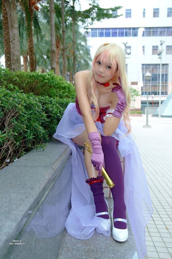 Pretty Asian girl shows us how to cosplay! (32 pics)
