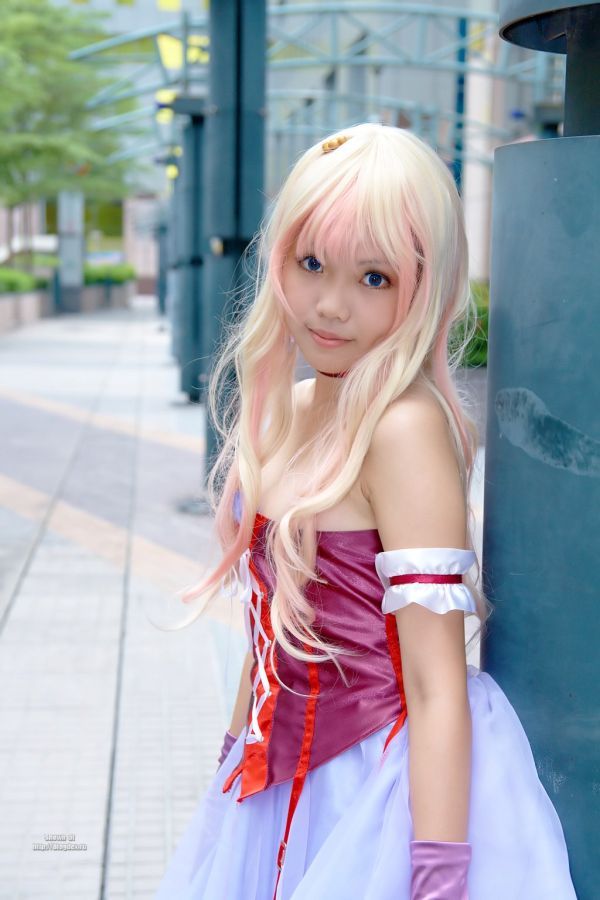 Pretty Asian girl shows us how to cosplay! (32 pics)