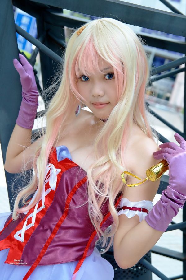 Pretty Asian girl shows us how to cosplay! (32 pics)