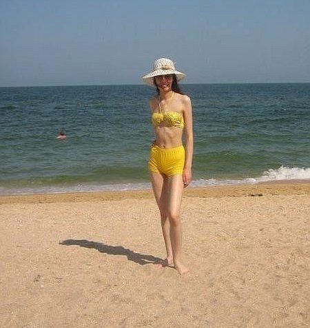 Girl with funny teeth (10 pics)