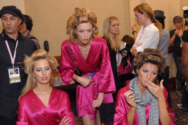 Behind Victoria’s Secret scenes (37 pics)