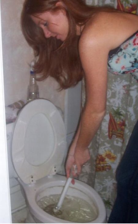 Hot girls unclogging toilets (28 pics)