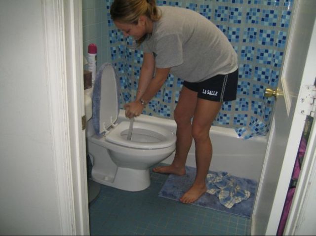 Hot girls unclogging toilets (28 pics)
