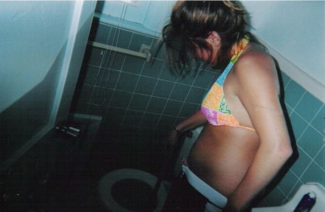 Hot girls unclogging toilets (28 pics)