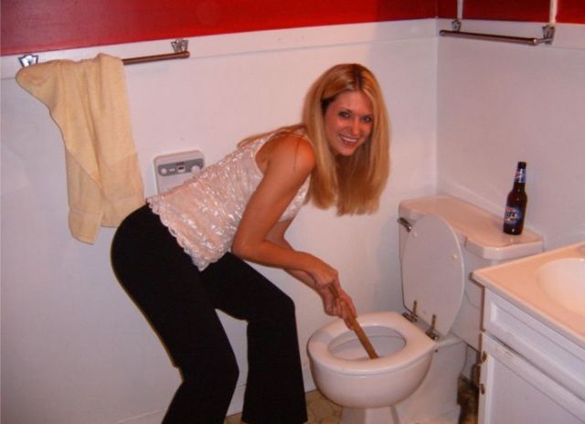 Hot girls unclogging toilets (28 pics)
