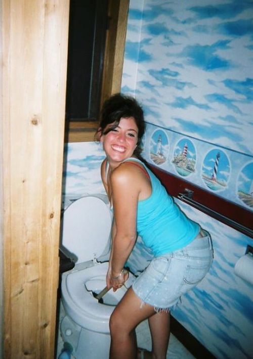 Hot girls unclogging toilets (28 pics)