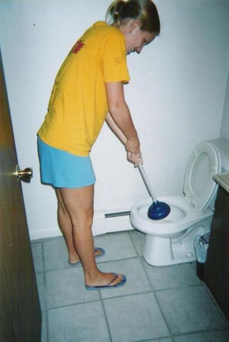 Hot girls unclogging toilets (28 pics)