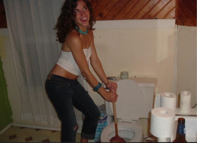 Hot girls unclogging toilets (28 pics)