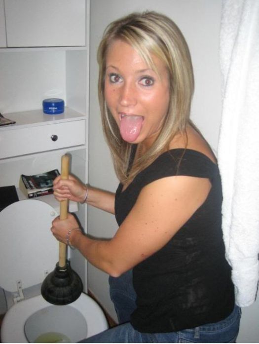 Hot girls unclogging toilets (28 pics)