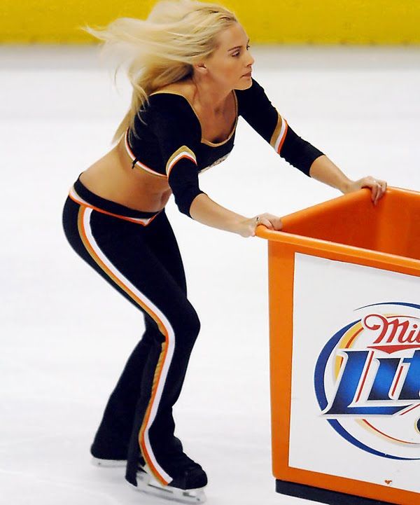 Pretty NHL ice crew girls (23 pics)