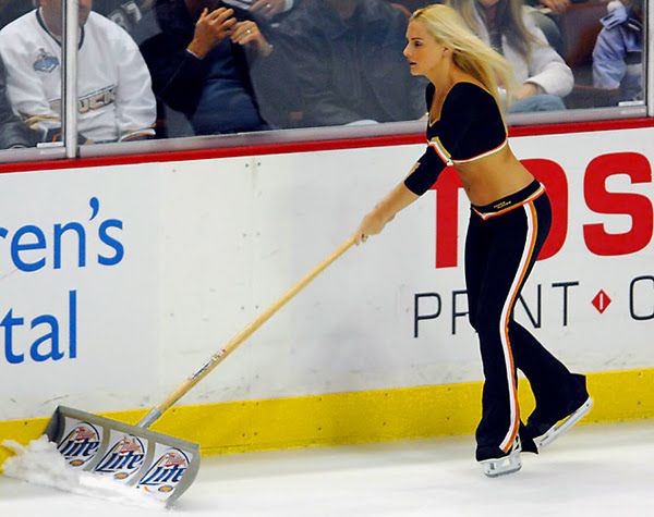 Pretty NHL ice crew girls (23 pics)