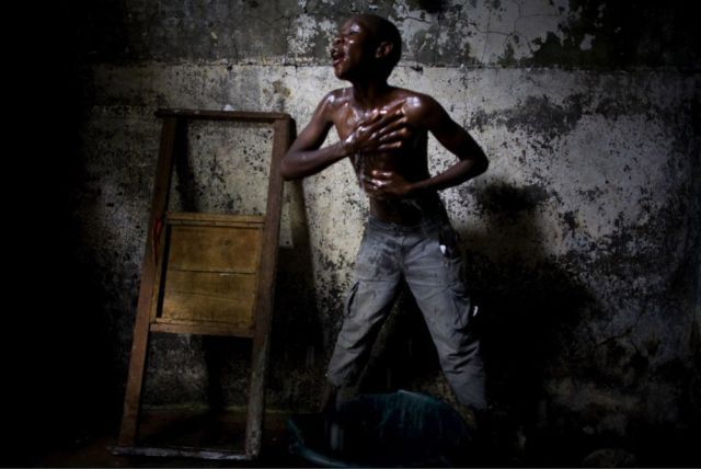 Life, death and money of mafia in the Congo (58 pics)