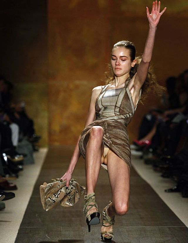 Catwalk Fails – When Models fall (26 pics)