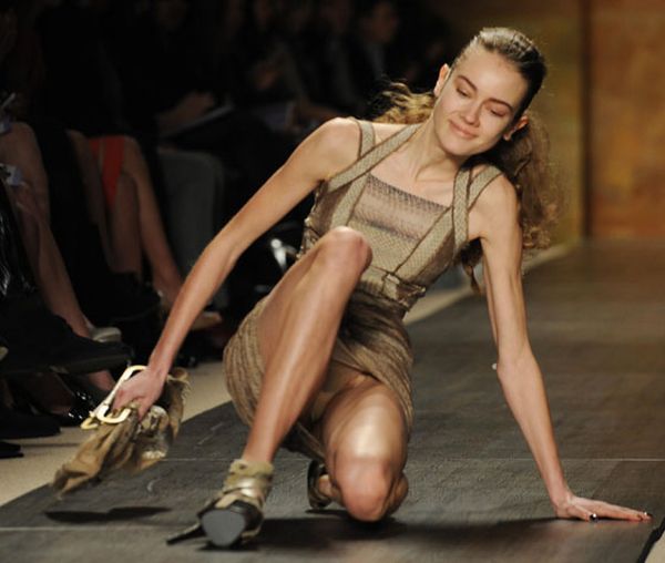 Catwalk Fails – When Models fall (26 pics)