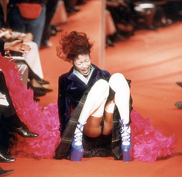 Catwalk Fails – When Models fall (26 pics)