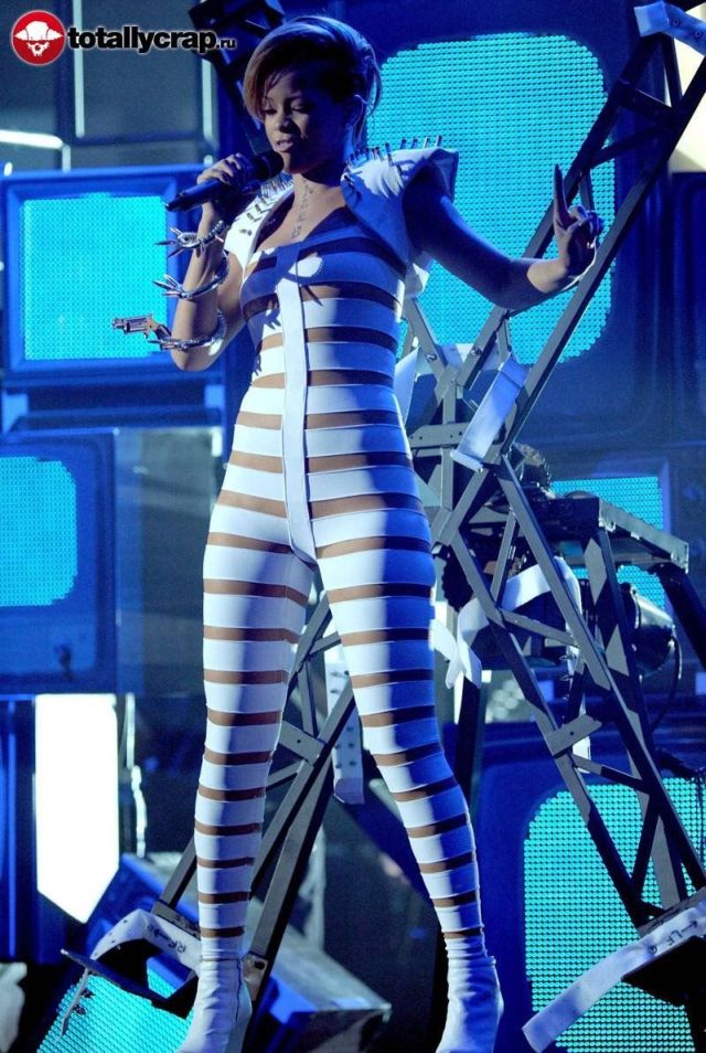 Funny Rihanna’s outfit (26 pics)