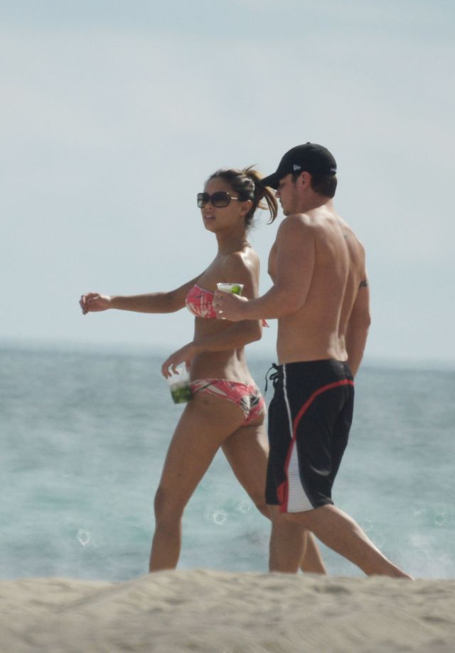 Vanessa Minnillo in Bikini (9 pics)