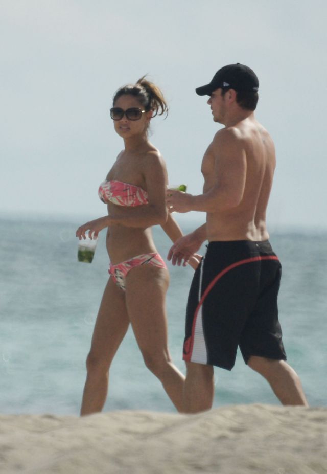 Vanessa Minnillo in Bikini (9 pics)