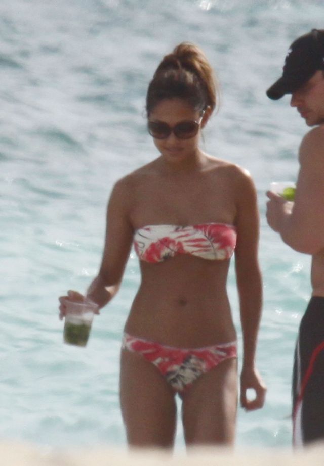 Vanessa Minnillo in Bikini (9 pics)