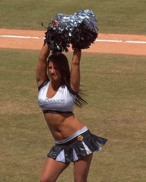 Compilation of Hot Cheerleaders (32 pics)