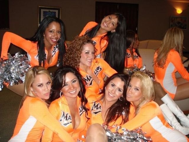 Compilation of Hot Cheerleaders (32 pics)