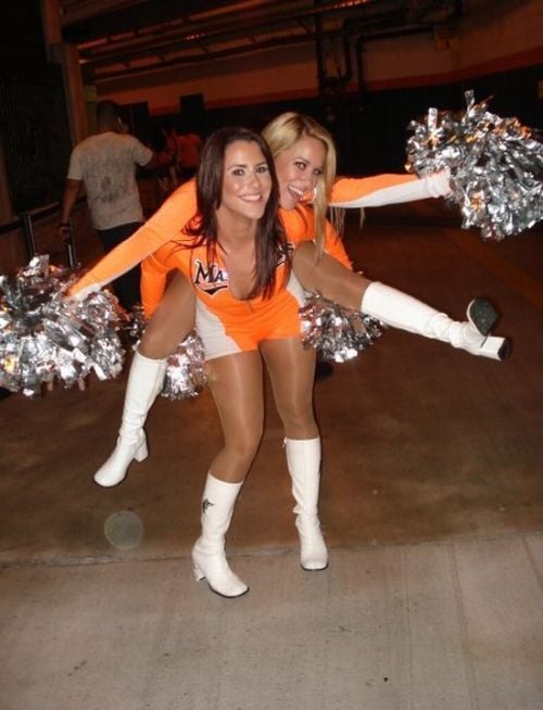 Compilation of Hot Cheerleaders (32 pics)