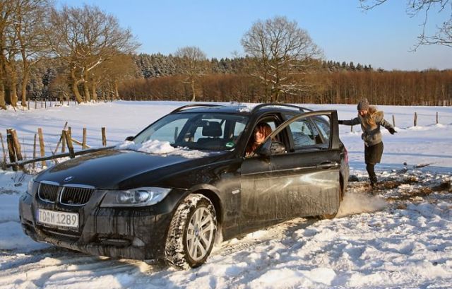 Pretty Girls Stuck in Snowy Roads (34 pics)