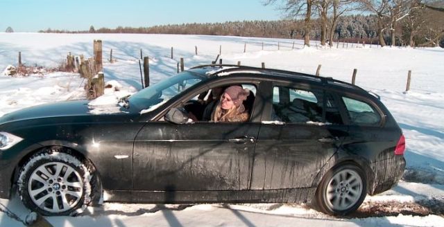 Pretty Girls Stuck in Snowy Roads (34 pics)