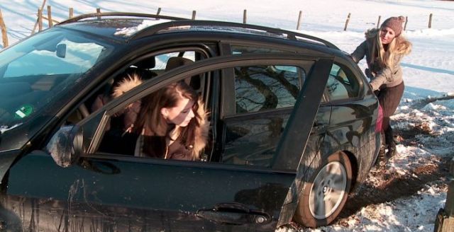 Pretty Girls Stuck in Snowy Roads (34 pics)