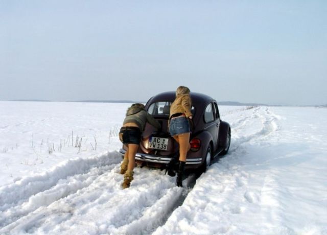 Pretty Girls Stuck in Snowy Roads (34 pics)