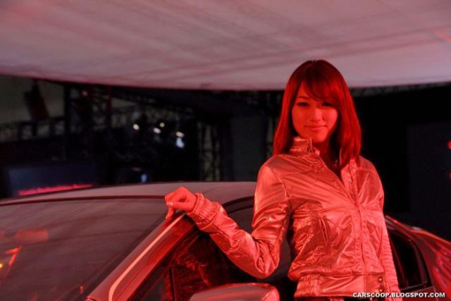 Girls at Tokyo Auto Salon 2010 (58 pics)