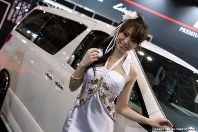 Girls at Tokyo Auto Salon 2010 (58 pics)