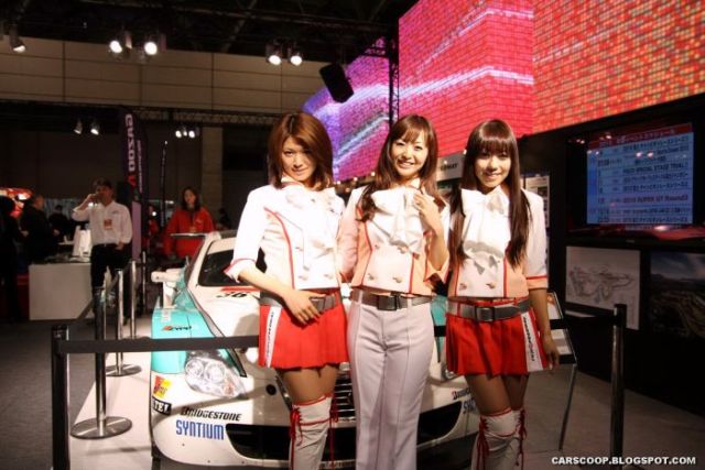 Girls at Tokyo Auto Salon 2010 (58 pics)