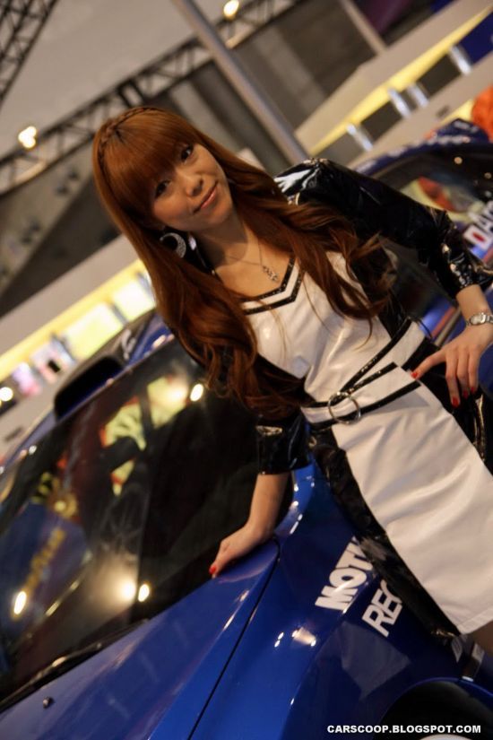 Girls at Tokyo Auto Salon 2010 (58 pics)