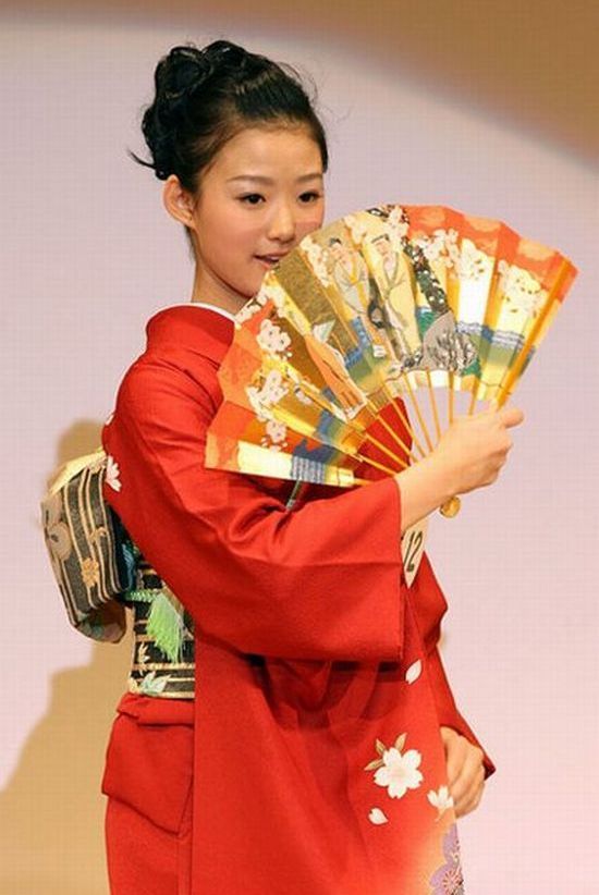 Miss Japan 2010. From Kimonos to Bikinis (9 pics)