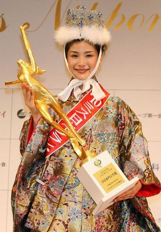Miss Japan 2010. From Kimonos to Bikinis (9 pics)