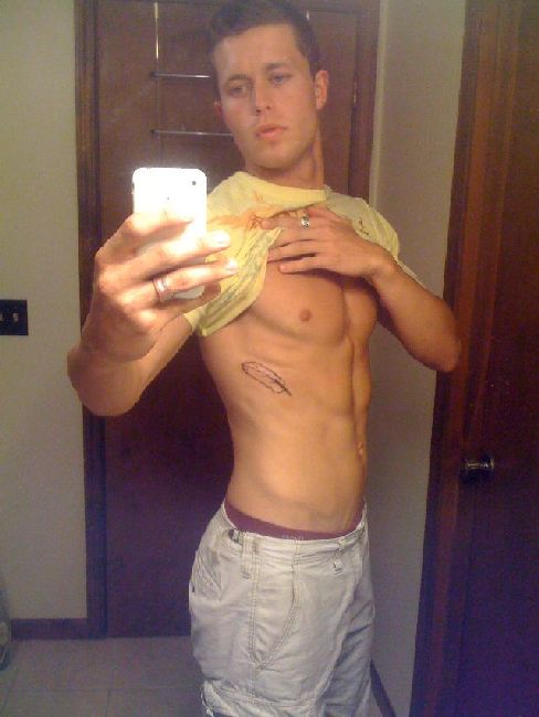 Hot Guys with iPhones (34 pics) Hot Guys with iPhones (34 pics)