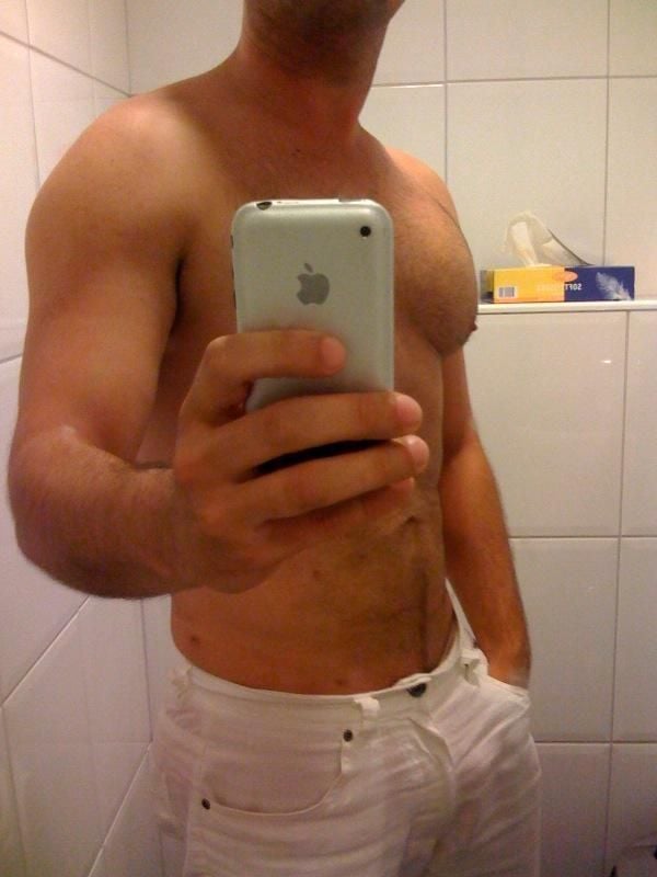 Hot Guys with iPhones (34 pics)